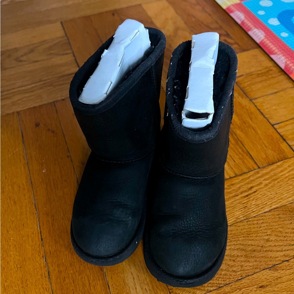 T Classic Short II Black Ugg Boot